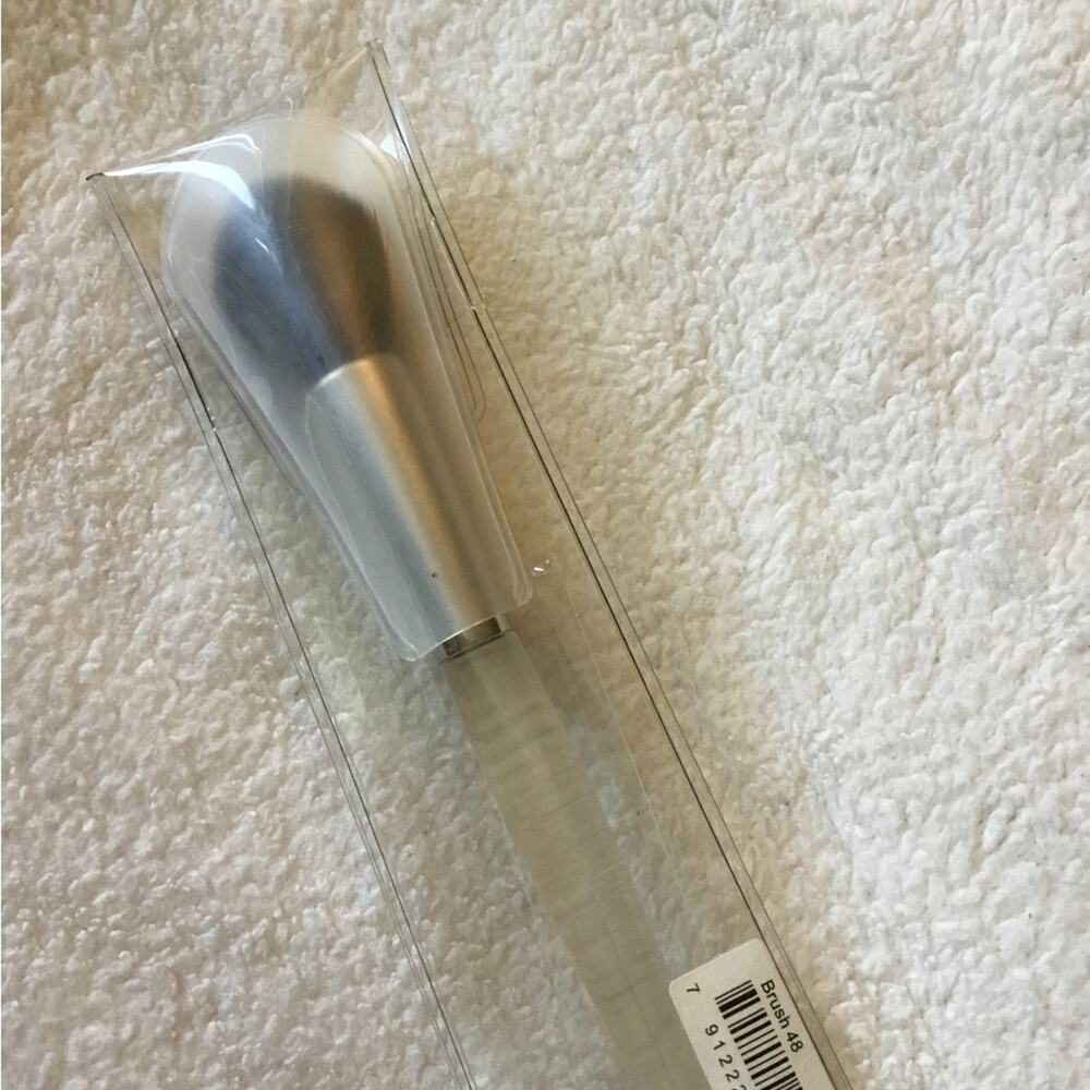 Trish McEvoy Clear Handle Blending Brush with Silver Ferrule - Picture 16 of 16
